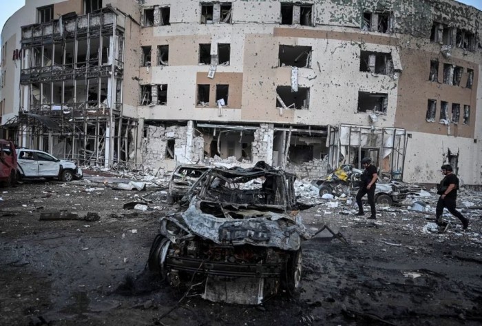 Kehancuran pada hotel di Zaporizhzhia, Ukraina, usai dihantam serangan rudal Rusia. (REUTERS/Viacheslav Ratynskyi)