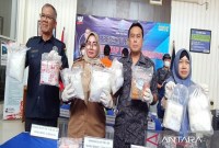 Kabid Berantas BNNP Kalteng Kombes Pol Agustiyanto (dua dari kanan) bersama Wakil Bupati Kotim Irawati (dua dari kiri) dan instansi lainnya menunjukan narkoba seberat 9,2 kilogram yang berhasil diamankan dari tiga tersangka saat jumpa pers di kantor BNNP Jalan Tangkasiang, Kota Palangka Raya, Selasa (1/8/2023). (Foto: ANTARA/Adi Wibowo)