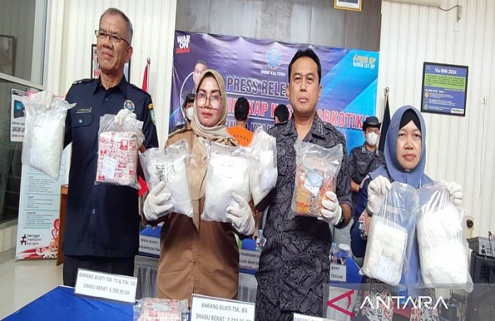 Kabid Berantas BNNP Kalteng Kombes Pol Agustiyanto (dua dari kanan) bersama Wakil Bupati Kotim Irawati (dua dari kiri) dan instansi lainnya menunjukan narkoba seberat 9,2 kilogram yang berhasil diamankan dari tiga tersangka saat jumpa pers di kantor BNNP Jalan Tangkasiang, Kota Palangka Raya, Selasa (1/8/2023). (Foto: ANTARA/Adi Wibowo)