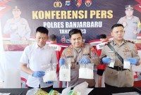 Kapolres Banjarbaru AKBP Dody Harza Kusumah didampingi Kabag Ops Kompol Indra Agung Perdana P dan Kasat Resnarkoba Iptu Subroto memperlihatkan sabu-sabu seberat 3,71 kilogram yang disita dari jaringan pengedar narkoba hasil penangkapan beberapa waktu lalu. (ANTARA/Yose Rizal)