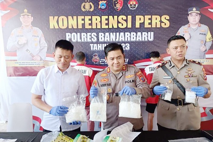 Kapolres Banjarbaru AKBP Dody Harza Kusumah didampingi Kabag Ops Kompol Indra Agung Perdana P dan Kasat Resnarkoba Iptu Subroto memperlihatkan sabu-sabu seberat 3,71 kilogram yang disita dari jaringan pengedar narkoba hasil penangkapan beberapa waktu lalu. (ANTARA/Yose Rizal)