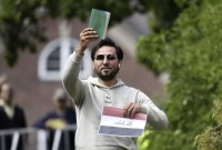 Salwan Momika, pria asal Irak saat melancarkan aksi membakar Al Quran. (Foto: AP/Oscar Olsson)