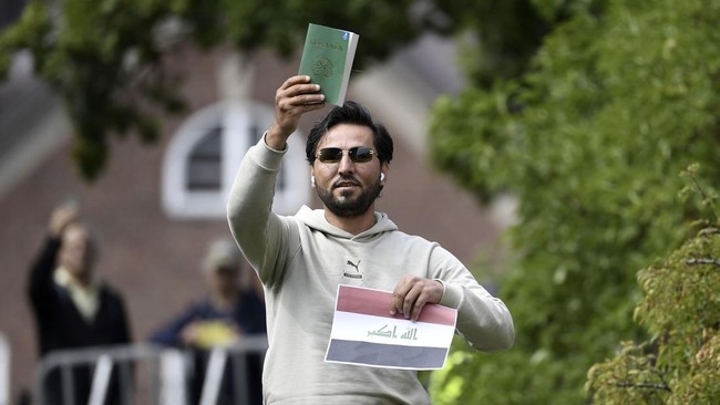 Salwan Momika, pria asal Irak saat melancarkan aksi membakar Al Quran. (Foto: AP/Oscar Olsson)