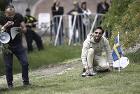 Salwan Momika dan Salwan Najem kembali menggelar aksi membakar Al Quran di luar gedung parlemen Swedia di Stockholm pada Senin (31/7) siang. (Foto: AFP/JONATHAN NACKSTRAND)
