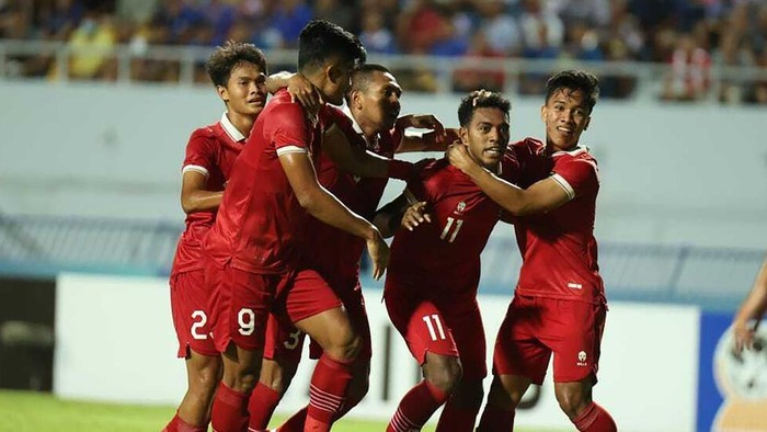 Timnas Indonesia U-23 tampil meyakinkan saat menghadapi Thailand di semifinal Piala AFF U-23 2023. Garuda Muda menang 3-1. Timnas Indonesia U-23 lolos ke babak final dan akan bertemu dengan Vietnam, Minggu (26/8/2023) malam. (PSSI)