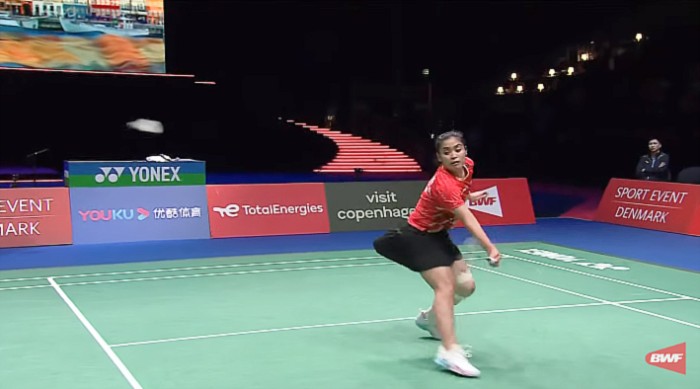 Pebulu tangkis tunggal putri Indonesia, Gregoria Mariska Tunjung, gagal melaju ke perempatfinal kalah atas Akane Yamaguchi dengan skor 16-21, 18-21. dalam 37 menit di Royal Arena, Kopenhagen, Denmark, Sabtu (26/8/2023) dini hari. (Capture: BWFTV)