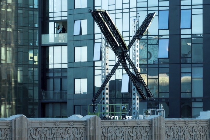 Logo 'X' yang berkedip terang dihapus dari gedung San Francisco yang merupakan kantor pusat Twitter, Senin (1/8/2023). (AP PHOTO)