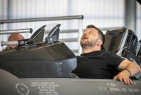 Presiden Ukraina Volodymyr Zelensky saat meninjau kokpit jet tempur F-16 di Denmark. (Foto: REUTERS)