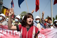 
Di kota terbesar, Yangon, kerumunan orang menggelar unjuk rasa dan meneriakkan 