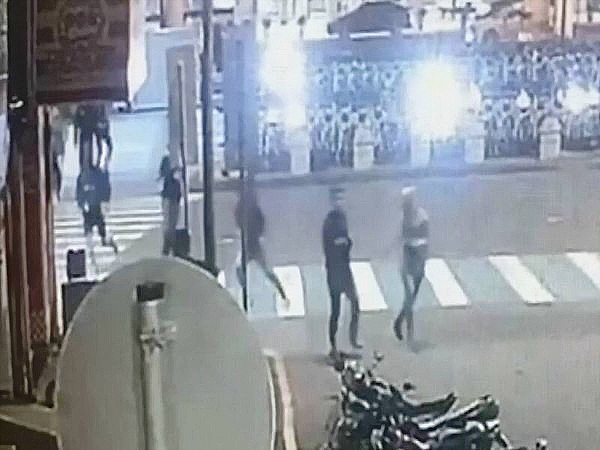 Dua kelompok pencak silat Indonesia terlibat tawuran di depan stasiun kereta Changhua, Taiwan, Sabtu (2/9/2023). (Changhua County Police Department)