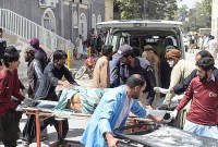 Relawan membawa korban ledakan dengan tandu di sebuah rumah sakit di Quetta Jumat (29/9/2023), setelah terjadi bom bunuh diri di distrik Mastung. Dikabarkan bahwa 45 orang tewas dan puluhan lainnya terluka oleh seorang pembom bunuh diri yang menargetkan prosesi peringatan hari lahir Nabi Muhammad di provinsi Balochistan, barat daya Pakistan. (AFP Photo/channelstv)