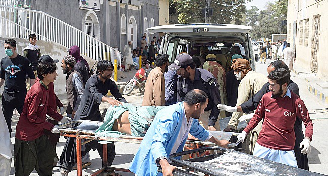 Relawan membawa korban ledakan dengan tandu di sebuah rumah sakit di Quetta Jumat (29/9/2023), setelah terjadi bom bunuh diri di distrik Mastung. Dikabarkan bahwa 45 orang tewas dan puluhan lainnya terluka oleh seorang pembom bunuh diri yang menargetkan prosesi peringatan hari lahir Nabi Muhammad di provinsi Balochistan, barat daya Pakistan. (AFP Photo/channelstv)