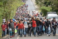 Ilustrasi -- Momen para migran di Honduras nekat menyeberangi perbatasan demi menuju ke AS. (AFP via Getty Images)