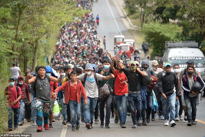 Ilustrasi -- Momen para migran di Honduras nekat menyeberangi perbatasan demi menuju ke AS. (AFP via Getty Images)