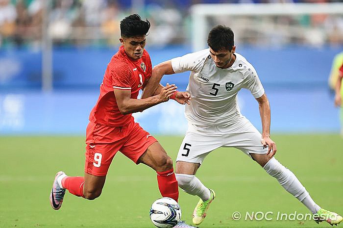 
Penyerang Timnas U-24 Indonesia, Ramadhan Sananta saat berhadapan dengan pemain Uzbekistan dalam laga babak 16 besar Asian Games 2023. Timnas U-24 Indonesia langkahnya terhenti di babak 16 besar. (NOC INDONESIA)