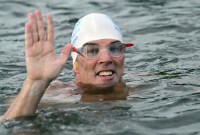  Lewis Pugh, perenang maraton asal Inggris, menuntaskan aksi merenangi Sungai Hudson sejauh 500 kilometer di New York pada hari Rabu (13/09/2023). (AFP Photo)