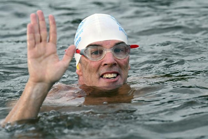  Lewis Pugh, perenang maraton asal Inggris, menuntaskan aksi merenangi Sungai Hudson sejauh 500 kilometer di New York pada hari Rabu (13/09/2023). (AFP Photo)