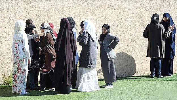 Sekolah-sekolah di Perancis memulangkan puluhan siswi Muslim karena menolak melepas abaya mereka pada hari pertama semester. (Getty Images)
