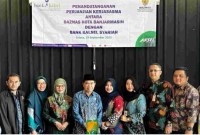 Kepala Bank Kalsel Cabang Syariah Banjarmasin, Yuanita Evayanthi (tengah kanan) dengan Kepala BAZNAS Kota Banjarmasin, H. Riduan Maskur (kiri tengah) upaya memberikan manfaat lebih bagi Masyarakat.