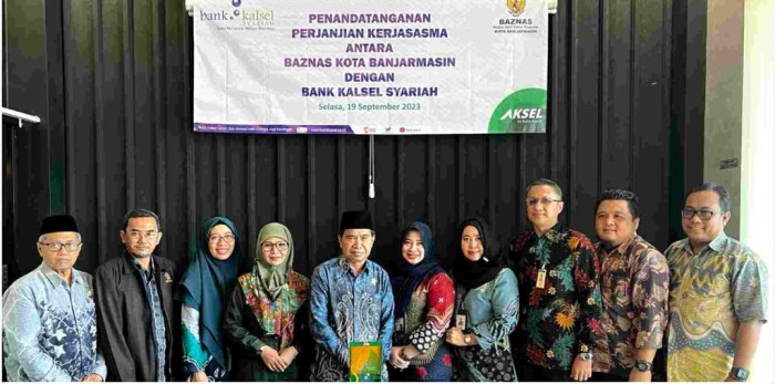 Kepala Bank Kalsel Cabang Syariah Banjarmasin, Yuanita Evayanthi (tengah kanan) dengan Kepala BAZNAS Kota Banjarmasin, H. Riduan Maskur (kiri tengah) upaya memberikan manfaat lebih bagi Masyarakat.