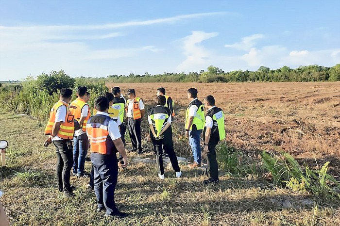 EGM Bandara Tjilik Riwut, Ardha Wulanigara beserta jajaran dan instansi terkait meninjau lokasi sekitar bandara, Palangka Raya baru-baru ini. (ANTARA/HO-Dokumentasi AP II Bandara Tjilik Riwut)