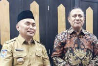 KETUA KPK RI, Firli Bahuri (kanan) bersama Gubernur Kalteng Sugianto Sabran usai membuka rakor sinergitas dan pemberantasan korupsi di Palangka Raya, Kamis (7/9/2023). (ANTARA/Muhammad Arif Hidayat)