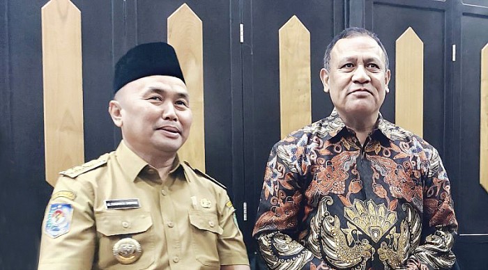 KETUA KPK RI, Firli Bahuri (kanan) bersama Gubernur Kalteng Sugianto Sabran usai membuka rakor sinergitas dan pemberantasan korupsi di Palangka Raya, Kamis (7/9/2023). (ANTARA/Muhammad Arif Hidayat)