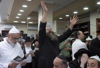 Orang-orang Yahudi berdoa di makam Rabbi Nachman dari Breslov di kota Uman, 200 kilometer (125 mil) selatan ibu kota Ukraina, Kyiv, Ukraina, 25 September 2022. (AP Photo/Efrem Lukatsky)