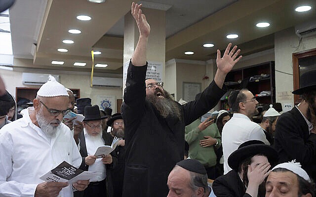 Orang-orang Yahudi berdoa di makam Rabbi Nachman dari Breslov di kota Uman, 200 kilometer (125 mil) selatan ibu kota Ukraina, Kyiv, Ukraina, 25 September 2022. (AP Photo/Efrem Lukatsky)