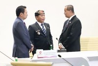 GUBERNUR Kaltara Zainal A Paliwang berbincang dengan dua delegasi negara ASEAN pada Borneo Business Roundtable rangkaian Konferensi Tingkat Tinggi (KTT) ASEAN 2023, di Jakarta, Selasa (5/9/2023). (ANTARA/HO-Adpim Kaltara)