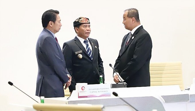 GUBERNUR Kaltara Zainal A Paliwang berbincang dengan dua delegasi negara ASEAN pada Borneo Business Roundtable rangkaian Konferensi Tingkat Tinggi (KTT) ASEAN 2023, di Jakarta, Selasa (5/9/2023). (ANTARA/HO-Adpim Kaltara)
