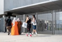 Abaya telah dilarang di sekolah-sekolah Perancis sebagai tanda afiliasi agama. (Foto: Gilles Bader/picture alliance)