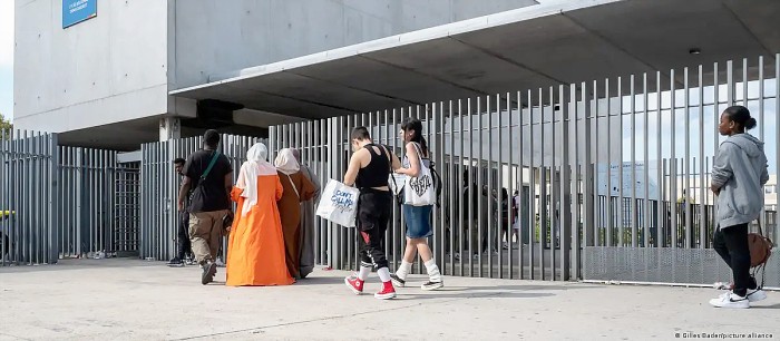 Abaya telah dilarang di sekolah-sekolah Perancis sebagai tanda afiliasi agama. (Foto: Gilles Bader/picture alliance)