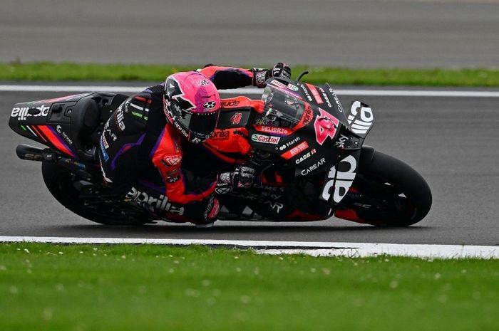Pembalap Aprilia Racing, Aleix Espargaro, menjadi yang tercepat pada FP2 MotoGP Catalunya 2023. (AFP/Ben Stansall)