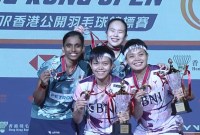 Apriyani Rahayu/Siti Fadia Silva Ramadhanti saat berpose di podium juara Hong Kong Open 2023, bersama peraih runner-up, Pearly Tan/Thinaah Muralitharan (Malaysia) di Hong Kong Coliseum, Kowloon, Hong Kong, Minggu (17/9/2023). (BWF.TV)