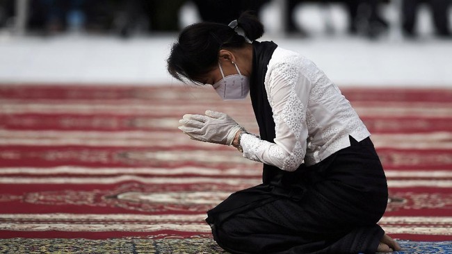 Pemimpin de facto Myanmar yang dikudeta, Aung San Suu Kyi, dikabarkan sakit dan memerlukan perawatan intensif. (REUTERS/POOL)