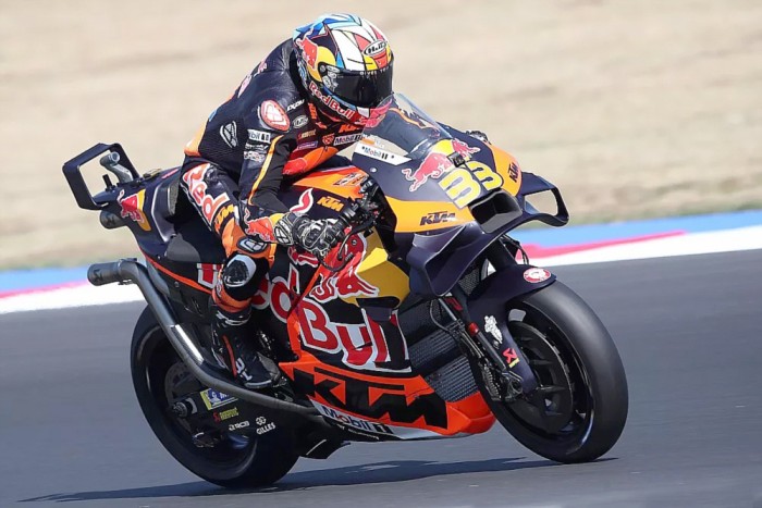 Pebalap KTM Brad Binder mengukir rekor waktu lap terbaik di Motegi Twin Ring, MotoGP Jepang, Jumat (29/9/2023). (MotorSport)