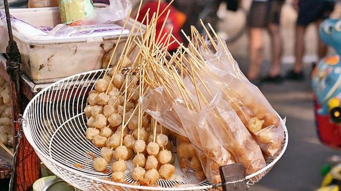 
Ilustrasi Makanan Aci Mini alias Cimin. Seorang siswa SD di Bandung tewas keracunan usai makan aci mini alias cimin. Tak hanya ia seorang, ada 33 siswa lainnya mengalami hal yang sama kini menjalani perawatan medis. (SHUTTERSTOCK/Astarik)