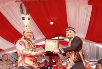 KETUA DAD Kalteng Agustiar Sabran menganugerahi Wakapolri Komjen Pol Agus Andrianto sebagai warga kehormatan Dayak Kalteng pada kegiatan hasupa hasundau yang dilaksanakan di stadion Mini Universitas Palangka Raya, Jumat (8/9/2023). (ANTARA/Adi Wibowo)
