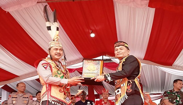 KETUA DAD Kalteng Agustiar Sabran menganugerahi Wakapolri Komjen Pol Agus Andrianto sebagai warga kehormatan Dayak Kalteng pada kegiatan hasupa hasundau yang dilaksanakan di stadion Mini Universitas Palangka Raya, Jumat (8/9/2023). (ANTARA/Adi Wibowo)