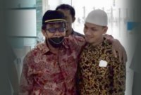 Ayah eks terpidana teroris (Napiter) merangkul anaknya saat menjemput kedatangannya di Bandara Syamsudin Noor Kota Banjarbaru, Kalimantan Selatan, Selasa (19/9/2023). (ANTARA/Tumpal Andani Aritonang)