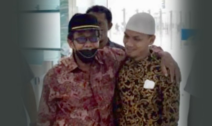 Ayah eks terpidana teroris (Napiter) merangkul anaknya saat menjemput kedatangannya di Bandara Syamsudin Noor Kota Banjarbaru, Kalimantan Selatan, Selasa (19/9/2023). (ANTARA/Tumpal Andani Aritonang)