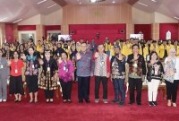 KETUA KPK Firli Bahuri (tengah) berfoto bersama usai memberikan kuliah umum di Aula Rahan Universitas Palangka Raya, Kalimantan Tengah, Jumat (8/9/2023). (ANTARA/Humas Polda Kalteng)