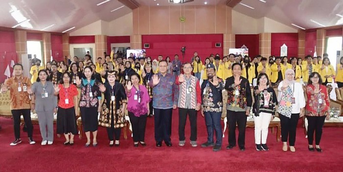 KETUA KPK Firli Bahuri (tengah) berfoto bersama usai memberikan kuliah umum di Aula Rahan Universitas Palangka Raya, Kalimantan Tengah, Jumat (8/9/2023). (ANTARA/Humas Polda Kalteng)