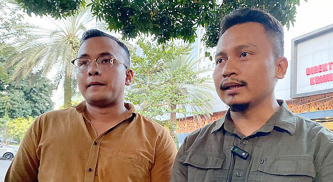 Hika TA Putra (kanan) kuasa hukum kru film porno. (@detikcom)