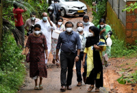 TIM medis dari Kozhikode Medical College membawa sampel buah pinang dan jambu biji untuk melakukan tes virus Nipah di desa Maruthonkara di distrik Kozhikode, Kerala, India, Rabu (13/9/2023). (REUTERS/Stringer)