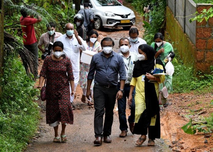 TIM medis dari Kozhikode Medical College membawa sampel buah pinang dan jambu biji untuk melakukan tes virus Nipah di desa Maruthonkara di distrik Kozhikode, Kerala, India, Rabu (13/9/2023). (REUTERS/Stringer)