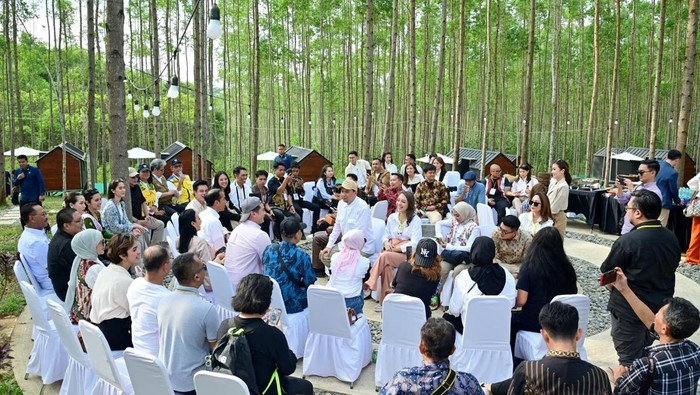 Presiden Jokowi bersama para penggiat seni duduk melingkar dengan akrab. Jokowi mengajak mereka menikmati durian yang telah disiapkan. (Biro Pers Setpres)