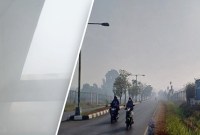 KONDISI di Jalan Angkasa atau luar kawasan Bandara Internasional Syamsudin Noor Banjarmasin yang diselimuti kabut asap, Jumat (8/9/2023) pagi. (ANTARA/Firman)
