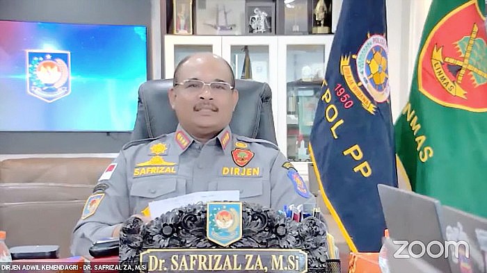 Safrizal ZA mengenakan seragam linmas warna abu-abu. (Dokumentasi Kemendagri)
